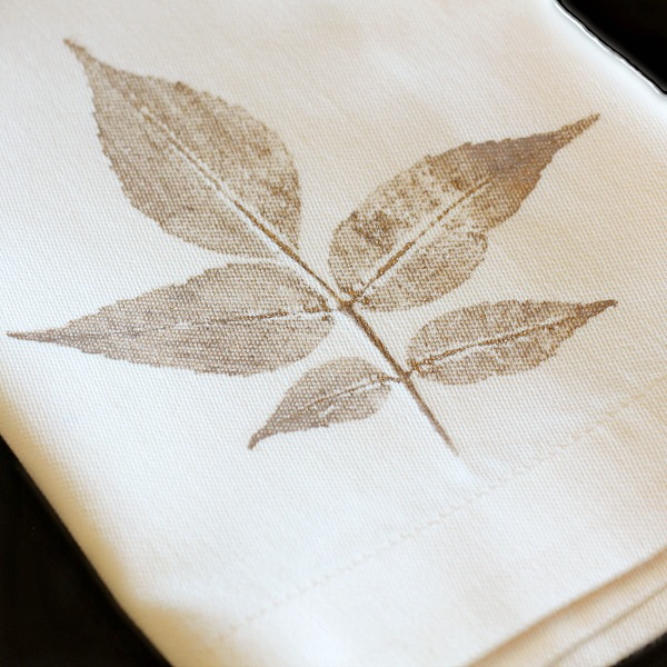 DIY Leaf Stamped Napkin Tutorial - a simple a beautiful way to bring some fall decor to your dining table. | www.allthingsgd.com