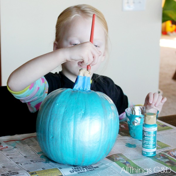 Help make trick-o-treating less scary for little ones with food allergies with The Teal Pumpkin Project. Join us today! | www.allthingsgd.com