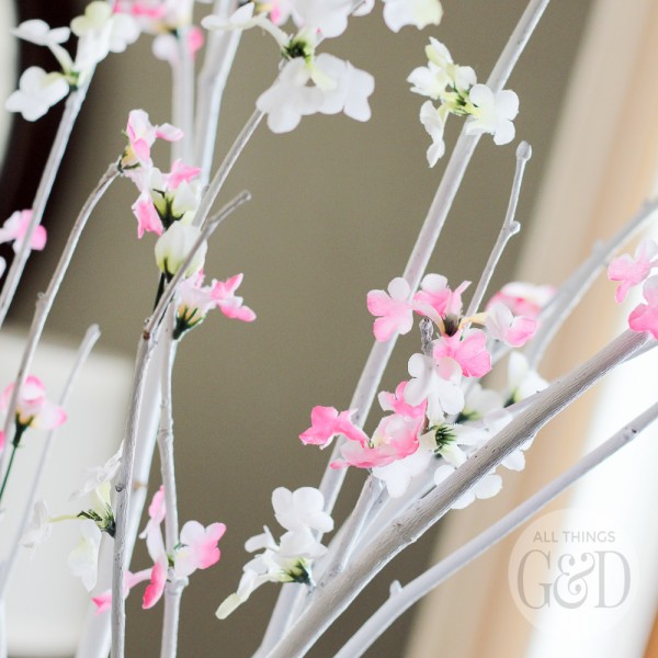 For about $5, this Simple Spring Centerpiece can be created in a matter of minutes and is a great way to bring some color and drama to your spring home!