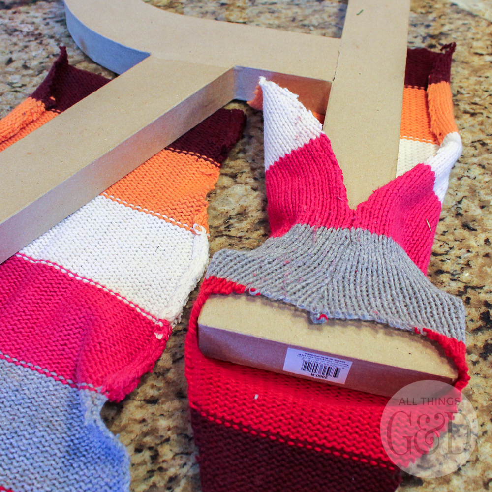 Repurpose an old cable knit sweater into a DIY Sweater Monogram Wreath - makes a great holiday or housewarming gift, or fun winter decor for your front door! | All Things G&D