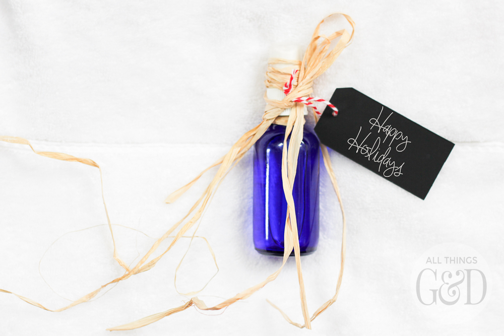 Homemade linen spray using essential oils - perfect for a holiday or housewarming gift. | All Things G&D #essentialoils #handmadegift #homemadegift 