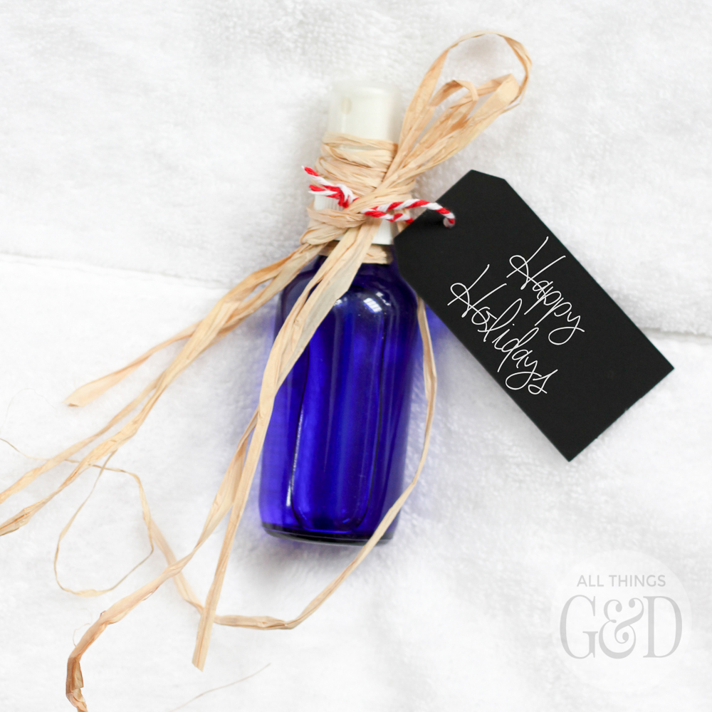 Homemade linen spray using essential oils - perfect for a holiday or housewarming gift. | All Things G&D #essentialoils #handmadegift #homemadegift 
